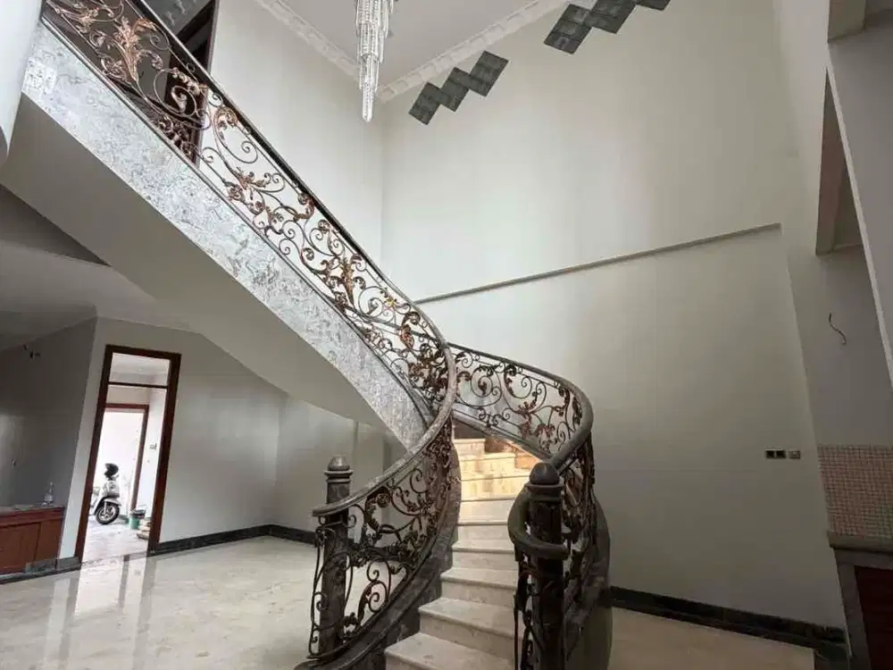 DIJUAL RUMAH SIAP HUNI 2.5 LANTAI DI VILLA MELATI MAS