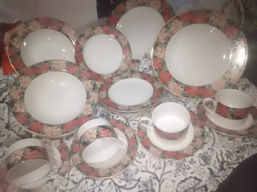 Jual satu set ,cangkir,pisin ,piring , serba 4buah..mulus
