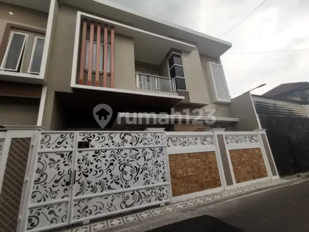 Rumah Baru Dekat Paragon Mall dan Daerah Komersial Mangkubumen Solo