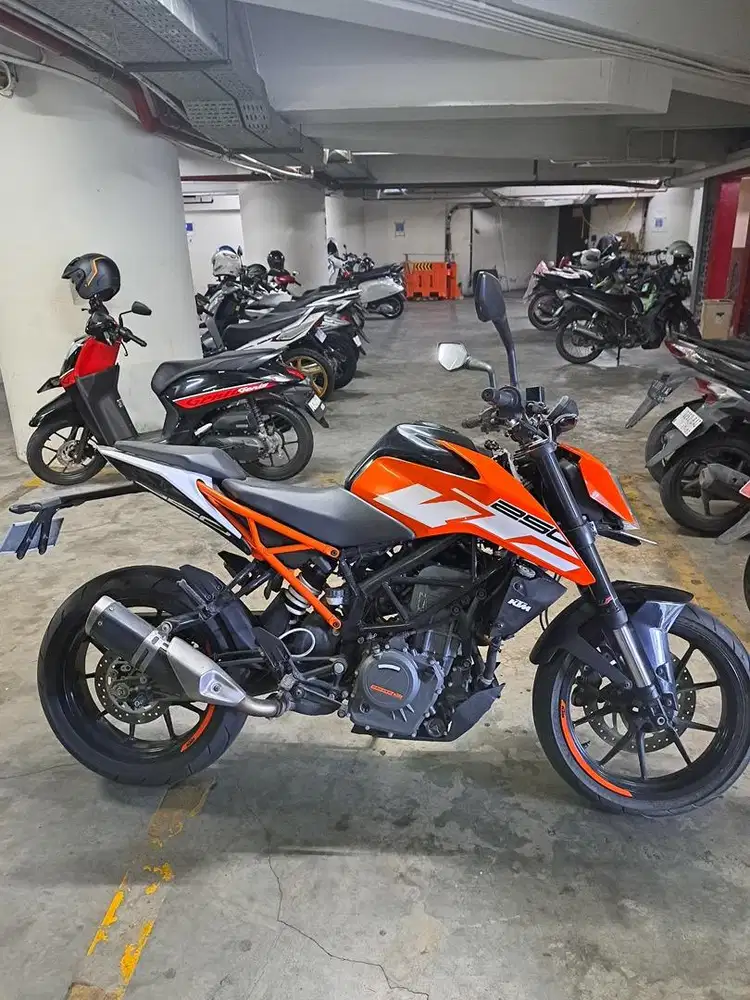 KTM Duke 250cc Tahun 2017 KM Rendah Surabaya