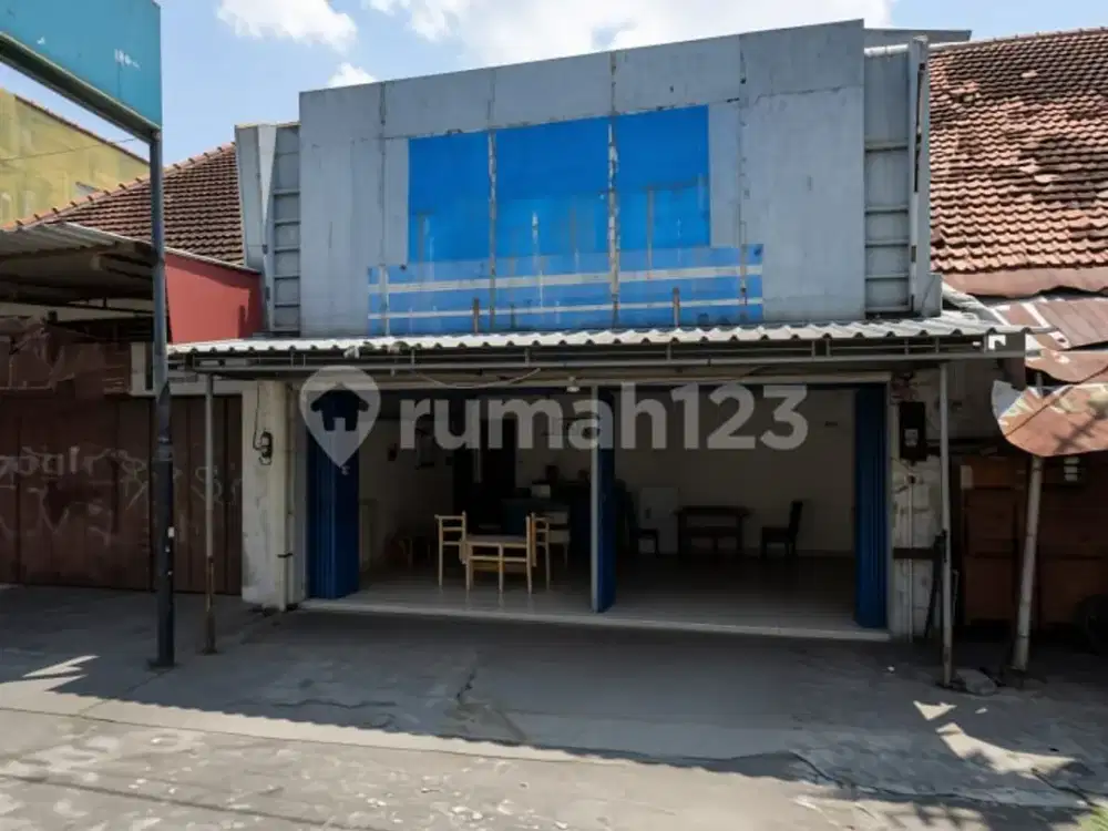 Ruang Usaha Tengah Kota Solo Akses Jalan Simpangan Mobil