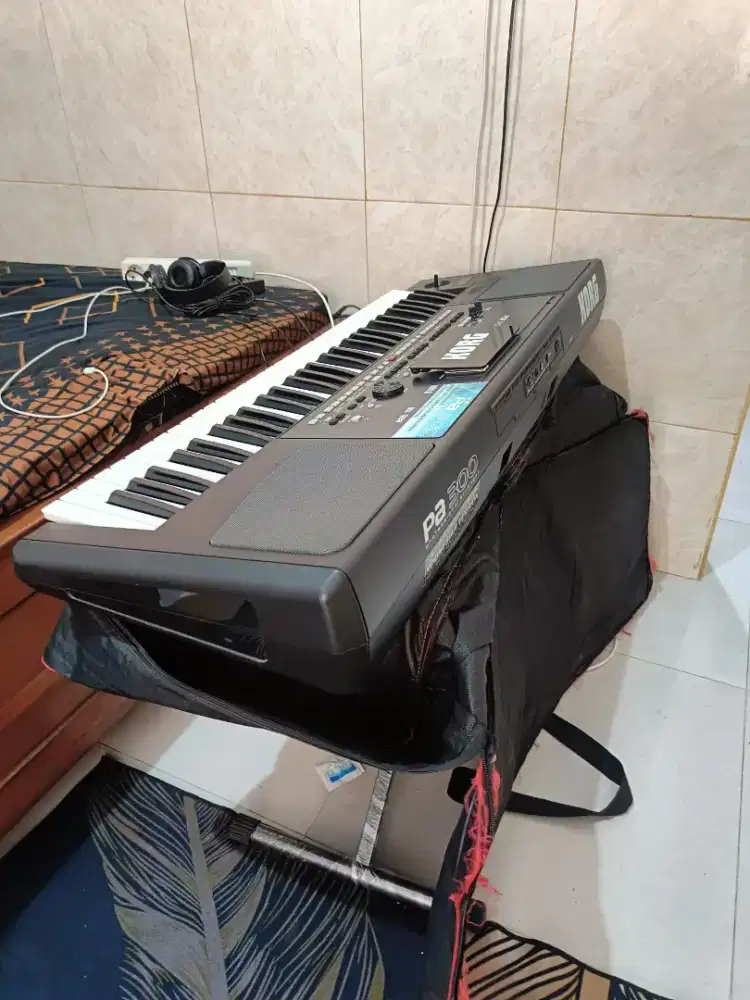 KORG PA 300 LIKE NEW