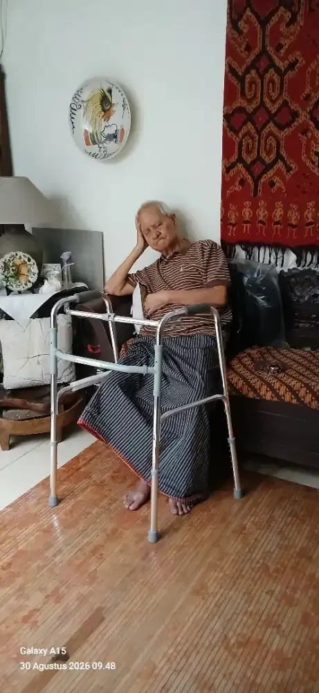 Jaga lansia umur 85 tahun masih bisa jalan hanya butuh pendamping