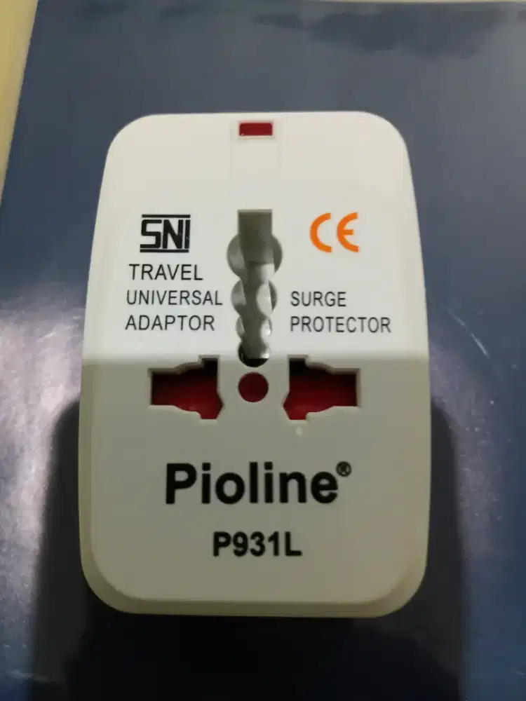 Travel universal adaptor