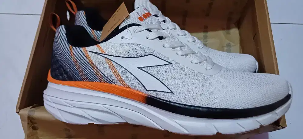 Sepatu running DIADORA