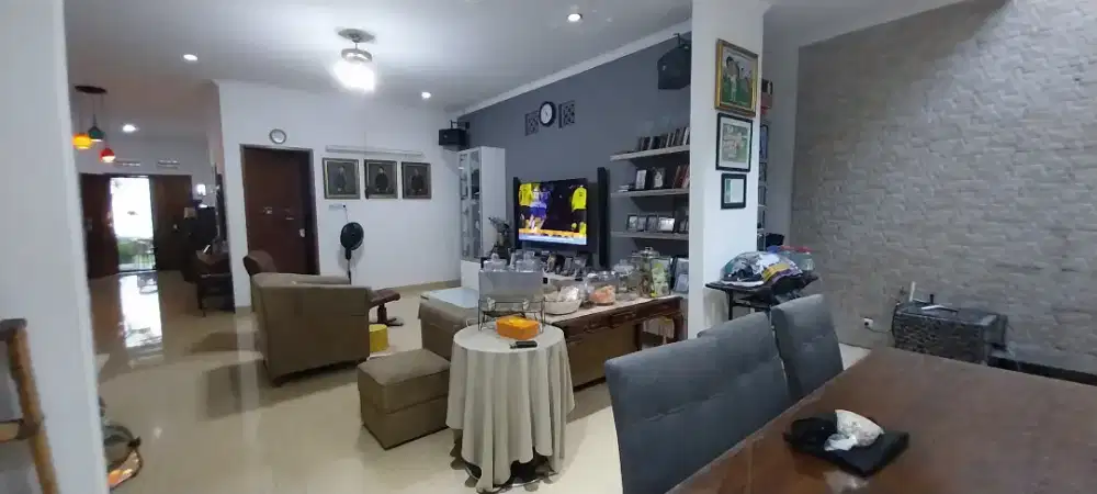 Rumah pojok komplek asri dan nyaman