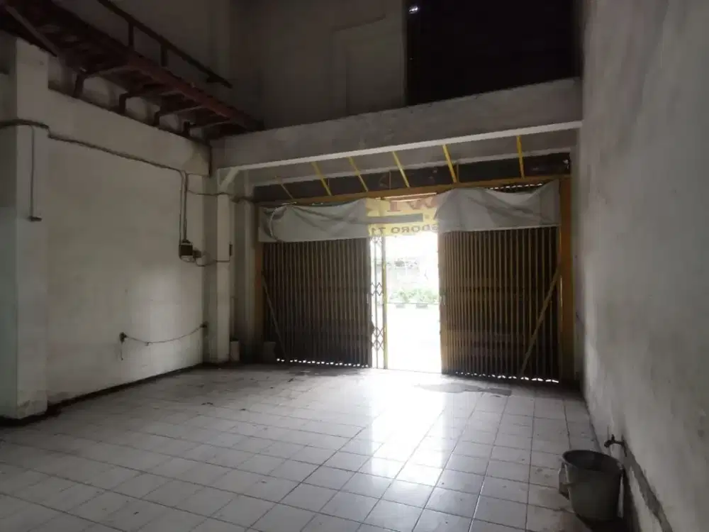 Jarang ada. disewakan ruko 3 lantai di raya kedungdoro 6x30.