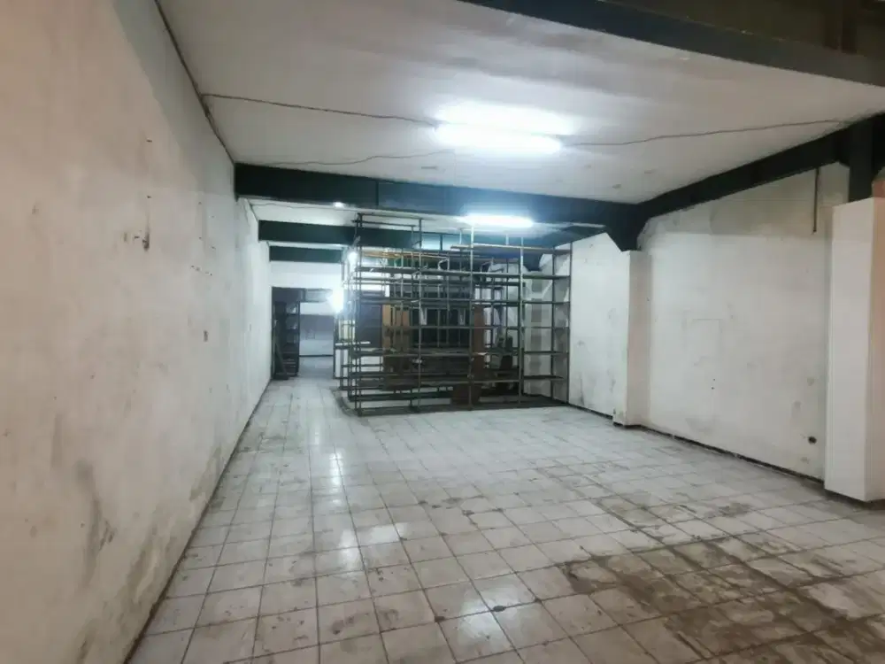 Jarang ada. disewakan ruko 3 lantai di raya kedungdoro 6x30