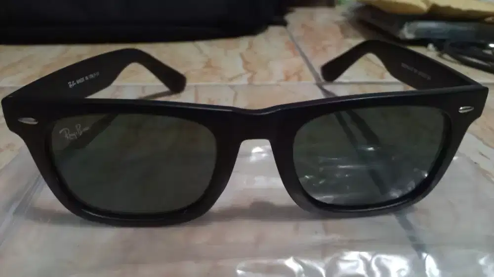 Kacamata Ray Ban warna hitam