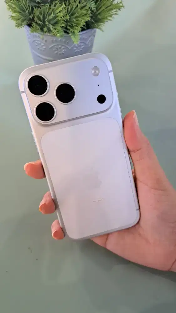 ​Jual iPhone 17 Pro 256GB Silver Resmi iBox Mulus