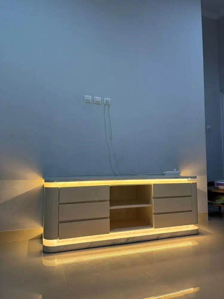 Meja Tv lantai + Lampu