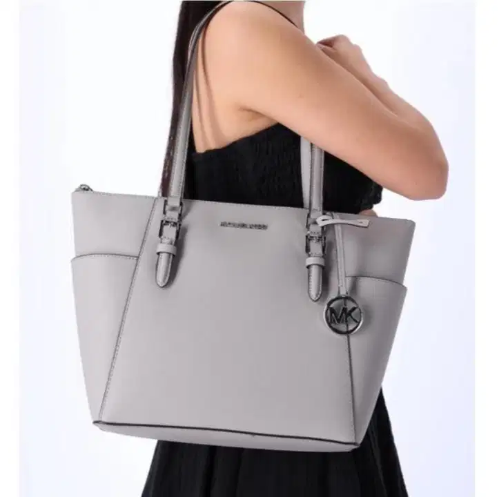 Michael Kors Voyager Tote warna Pearl Grey Preloved