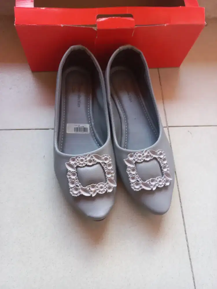 Sepatu abu bunga