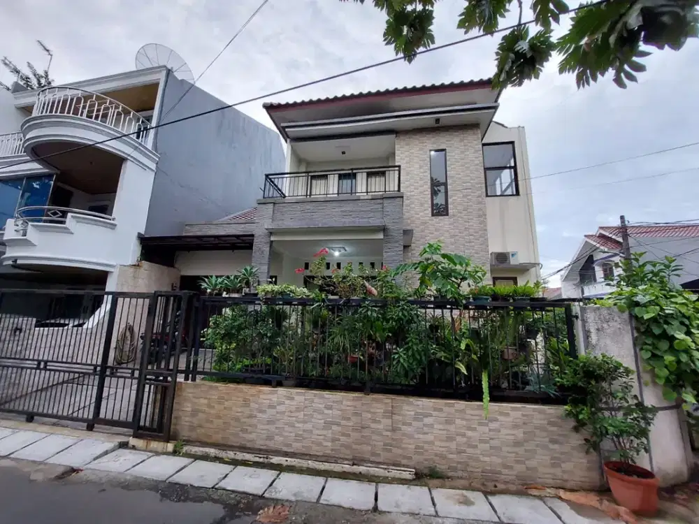 Dijual rumah 2 lantai posisi hook di Kelapa Gading Jakarta Utara