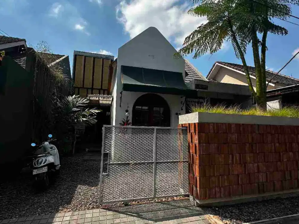 rumah kontemporer konsep seperti kafe di sawojajar daerah jembawan dan kapi dekat grand permata jingga dan dekat sekali ke jalan tol. bonus furniture
