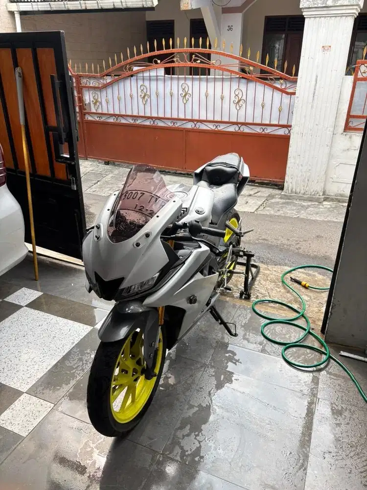 R15 V3 2021 Silver
