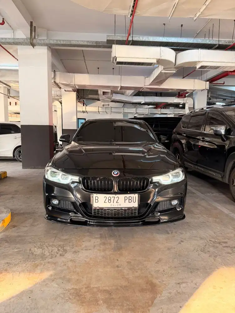 BMW F30 330i M PERFORMANCE 2018 — LOW KM 40 RIBU