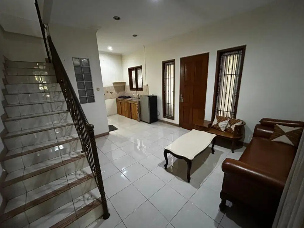 Rumah samping di sewakan dekat MRT