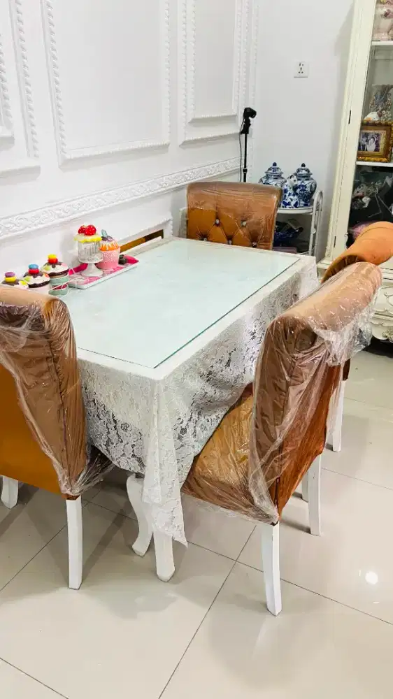 Meja makan+ 4 kursi like New