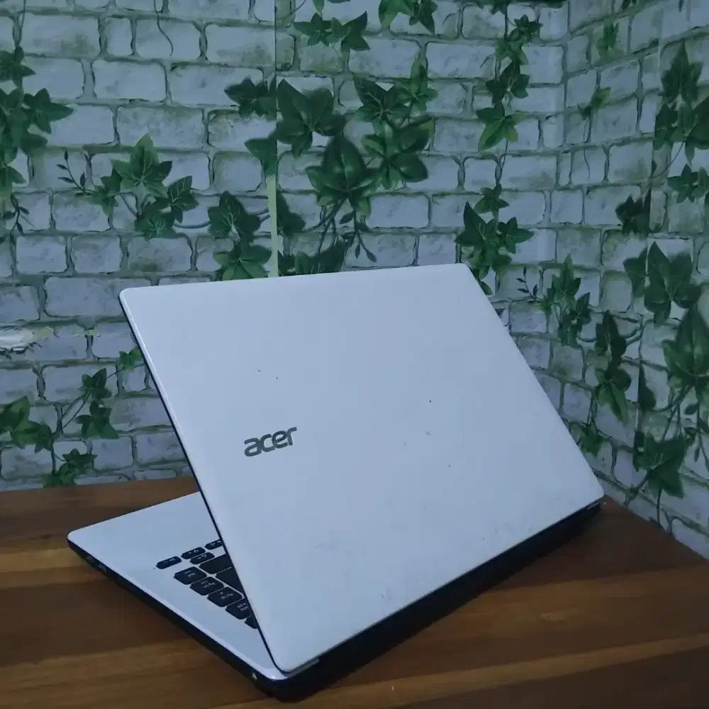 Laptop Acer Aspire E5-471G Core i5 - 4210U VGA 820M Ram 4/500 GB White