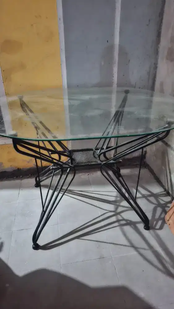 Meja makan bulat kaca