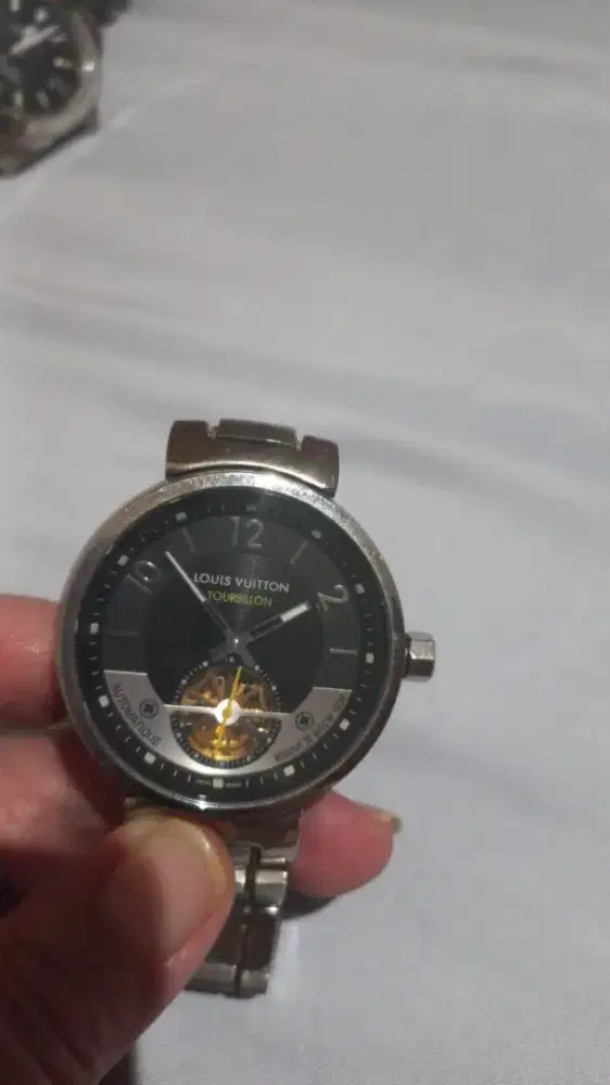 Jam tangan LV asli.