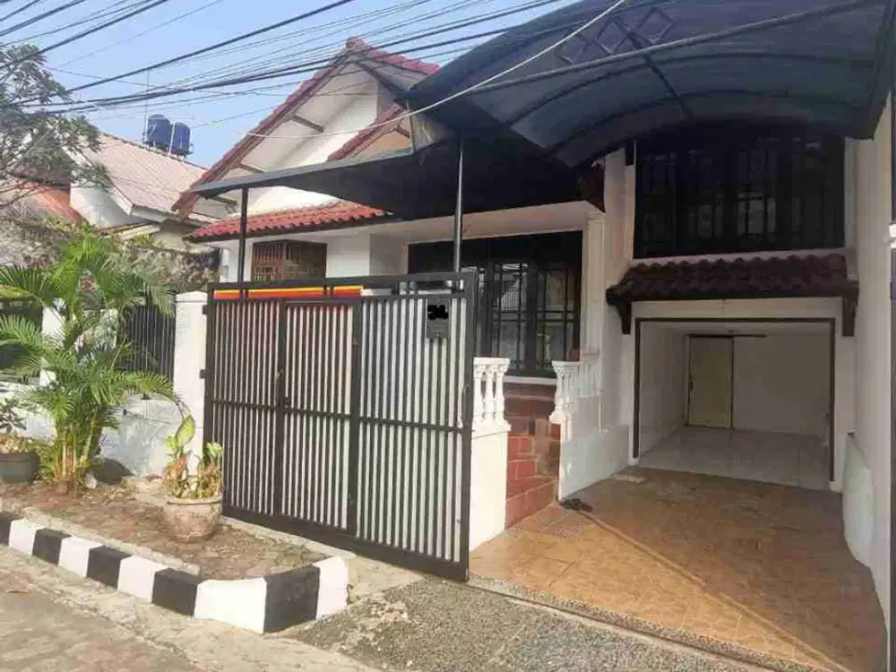 Rumah kokoh dijual di komplek Cinere, diapit dua pintu TOL