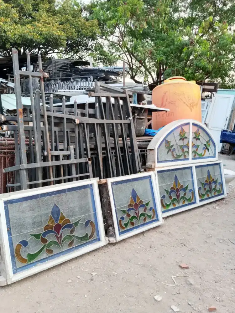 Jendela kayu kaca patri