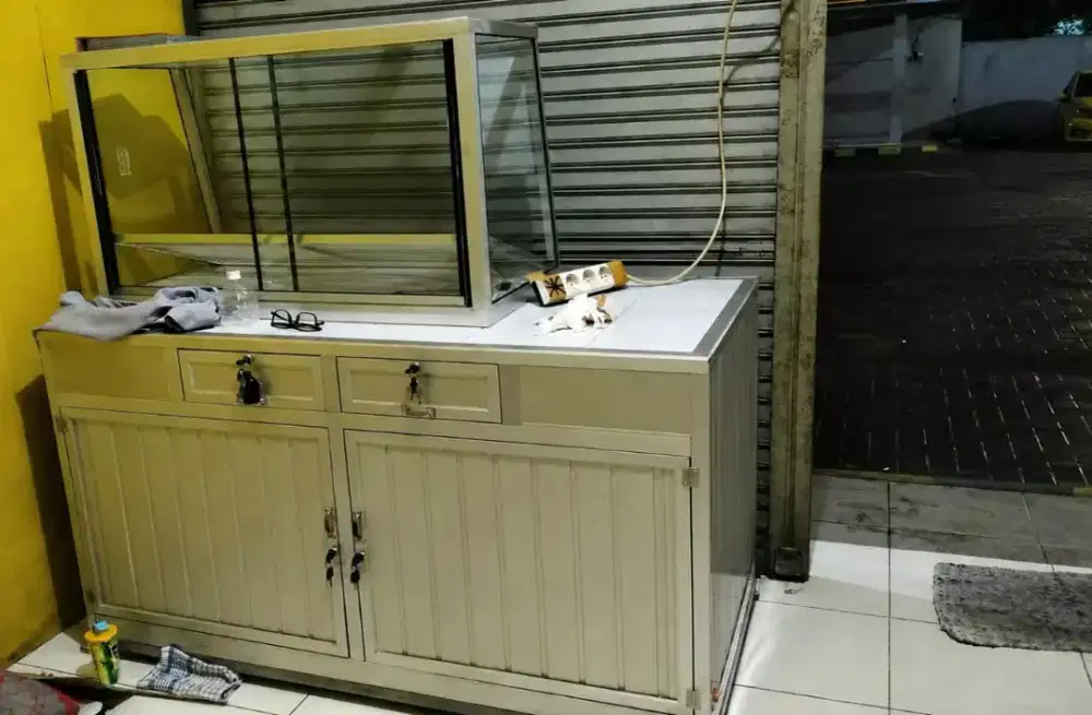 Bismillah...di jual satu set booth meja dan etalase chiken