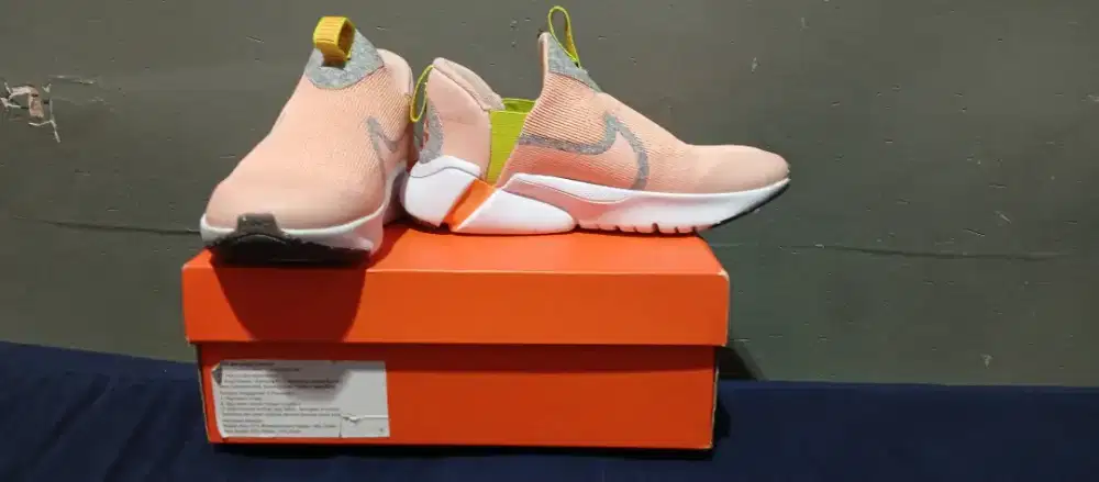 Sepatu NIKE FLEX PLUS 2 SE