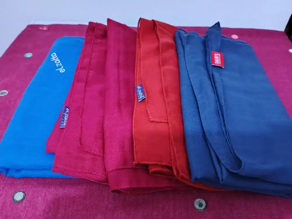 Dijual 3 hijab elzatta 1 hijab Dauky like new