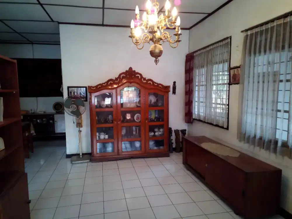 Dijual cepat murah nego lemari hias jati antik