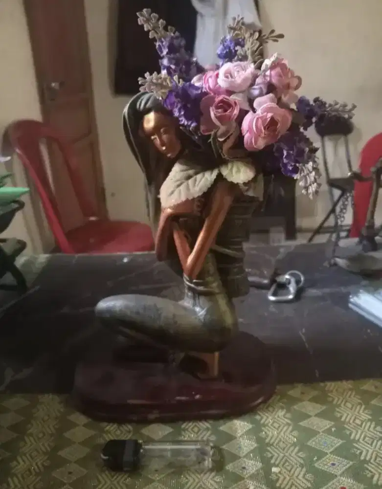 Patung penjual bunga