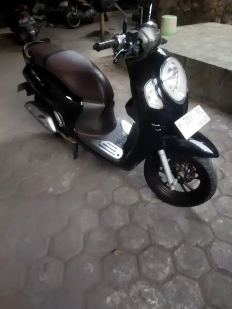Scoopy Hitam th 2022