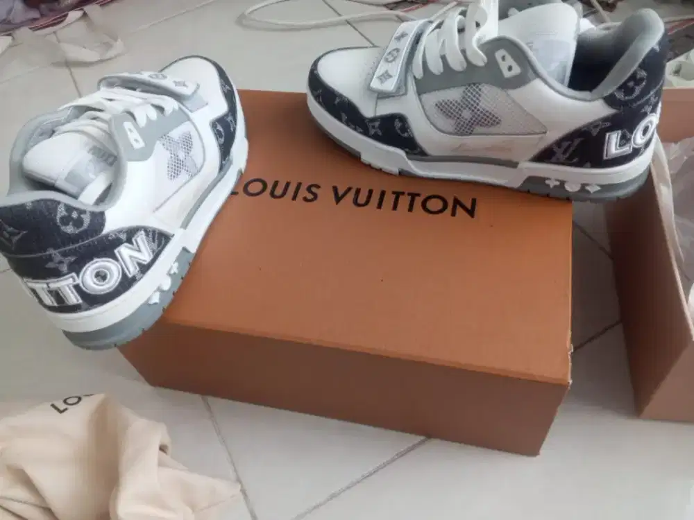 Sepatu cowok merk LV size 41