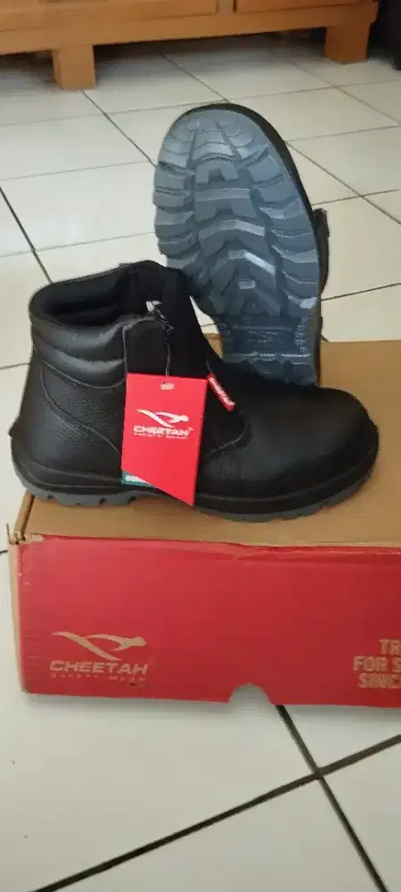 Sepatu safety merk cheetah