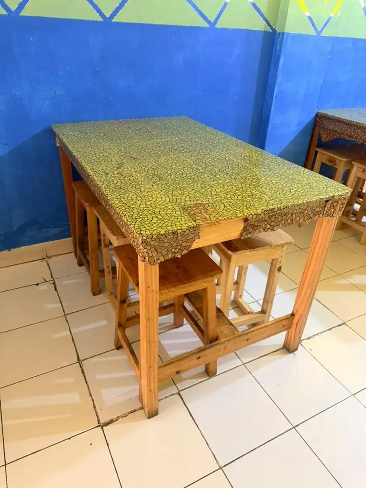 Set Meja makan (meja dan 4 kursi) BEKAS