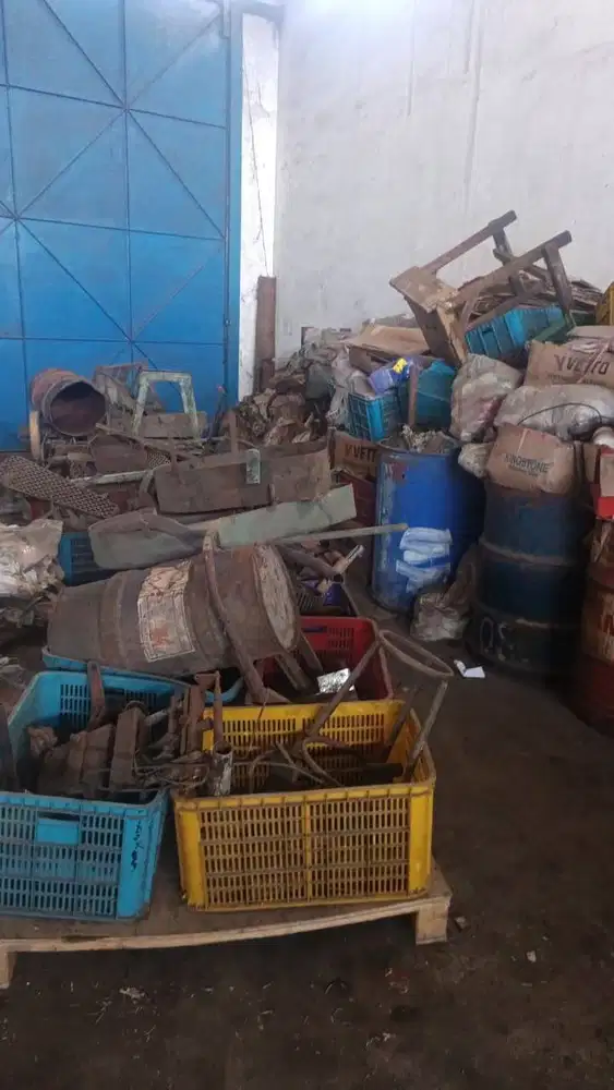 MENJUAL BESI TUA BONGKARAN DARI GUDANG