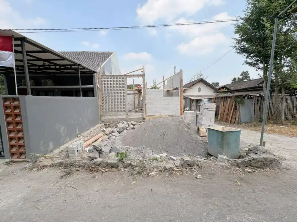 Luas 112 m², Carport 2 Mobil, Lokasi Hook! Rumah Cantik Sleman SHM Aman