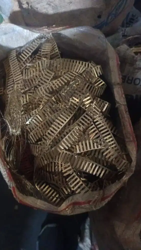 MENJUAL KUNINGAN