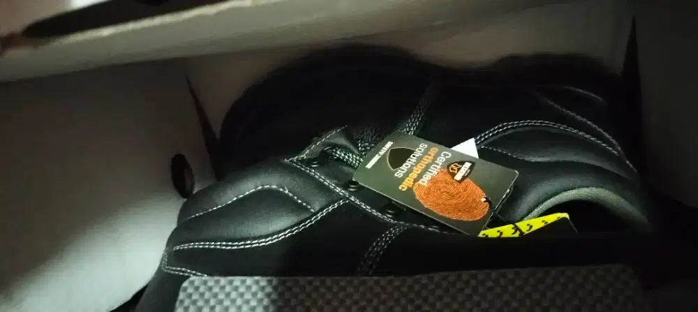 Sepatu safety no 40