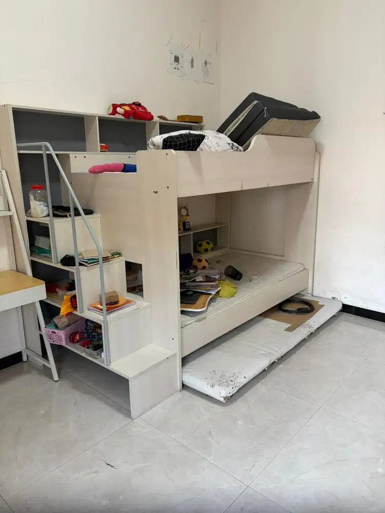 Dijual Tempat Tidur Anak dan 3 meja belajar merk informa