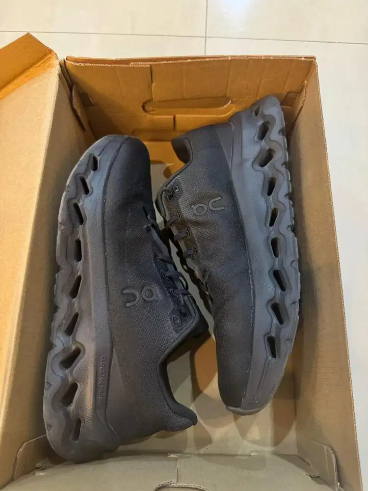 Sepatu On Cloudtilt All Black Ori 42.5 (Like New)