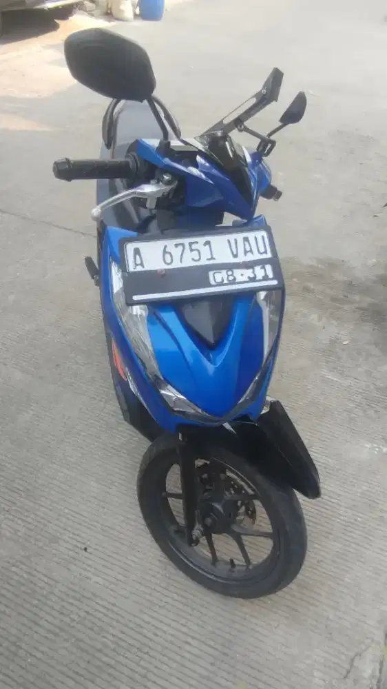 Motor beat warna hitam biru
