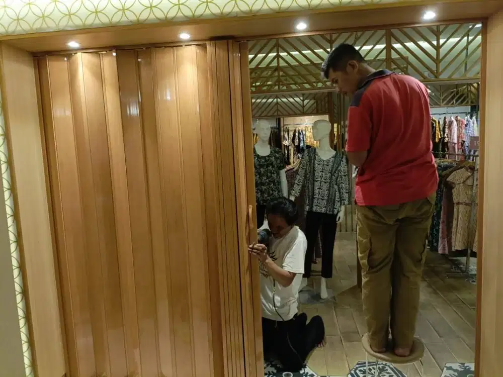 Partisi Lipat PVC untuk Cafe & Tempat Usaha
