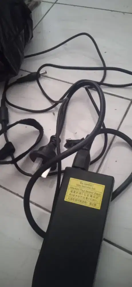Jual AC adaptor lektop Toshiba kondisi normal siap pakai