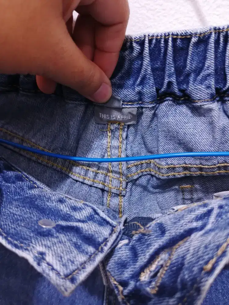 Dijual celana jeans merk This is April size L , masih seperti baru