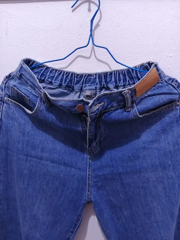 Dijual celana jeans merk This is April size L , masih seperti baru