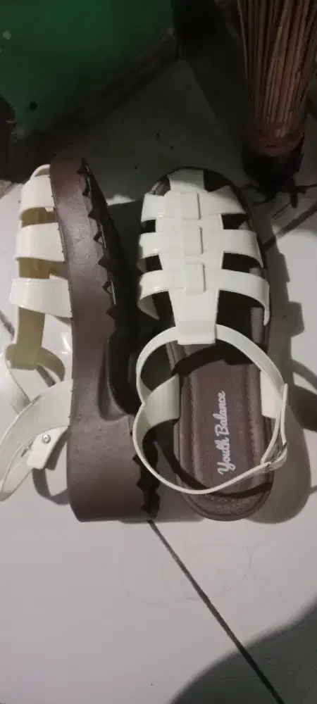 Sendal putih gladiator