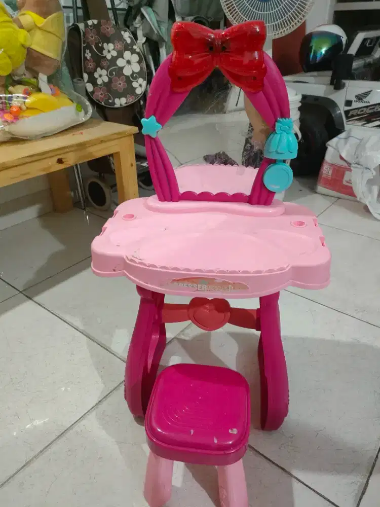 Mainan meja rias anak